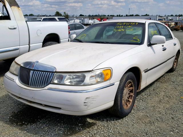 1LNHM82W4XY677096 - 1999 LINCOLN TOWN CAR S WHITE photo 2