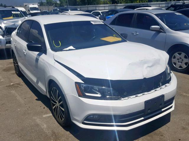 3VWD17AJ2GM228729 - 2016 VOLKSWAGEN JETTA SPOR WHITE photo 1