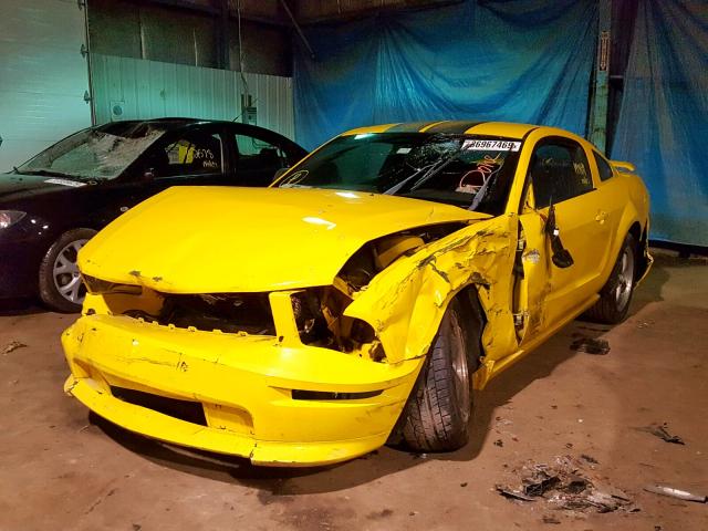 1ZVHT82H365237439 - 2006 FORD MUSTANG GT YELLOW photo 2