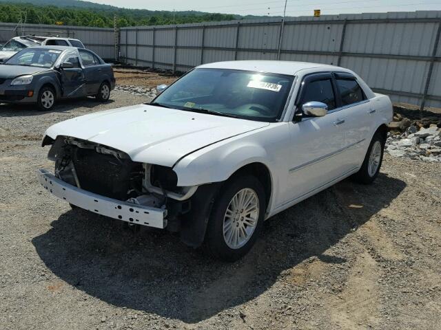 2C3CA5CV4AH326142 - 2010 CHRYSLER 300 TOURIN WHITE photo 2