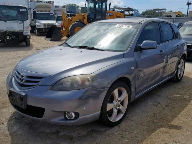 JM1BK343261522382 - 2006 MAZDA 3 HATCHBAC GRAY photo 2