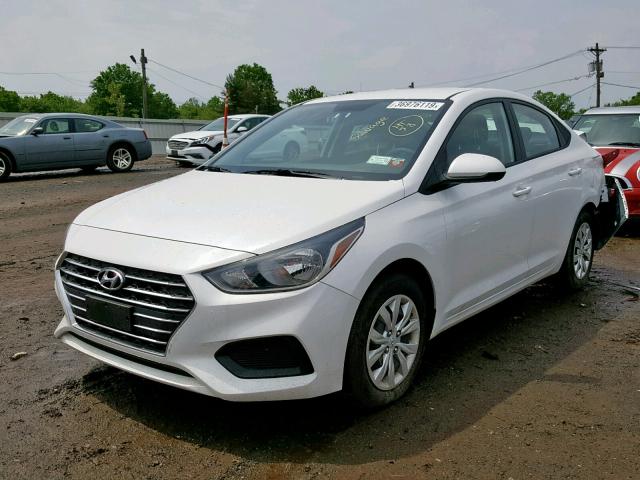 3KPC24A35KE070725 - 2019 HYUNDAI ACCENT SE WHITE photo 2