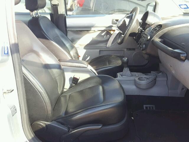 3VWCK31C05M404127 - 2005 VOLKSWAGEN NEW BEETLE Gümüş foto 5