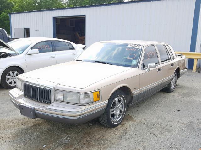 1LNLM83W9NY622973 - 1992 LINCOLN TOWN CAR C GOLD photo 2