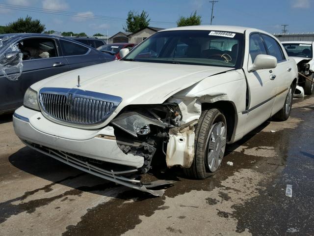 1LNHM83W44Y607673 - 2004 LINCOLN TOWN CAR U WHITE photo 2