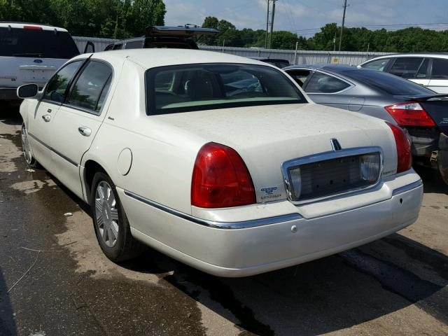 1LNHM83W44Y607673 - 2004 LINCOLN TOWN CAR U WHITE photo 3