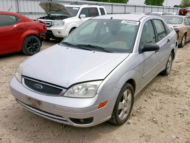 1FAFP34N85W232479 - 2005 FORD FOCUS ZX4 SILVER photo 2