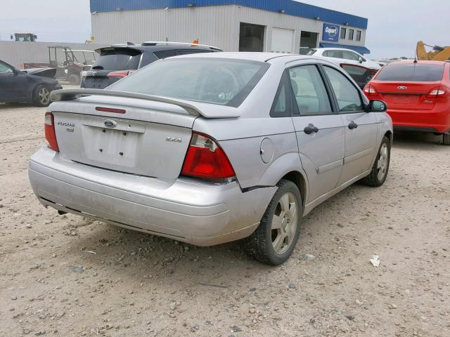 1FAFP34N85W232479 - 2005 FORD FOCUS ZX4 SILVER photo 4