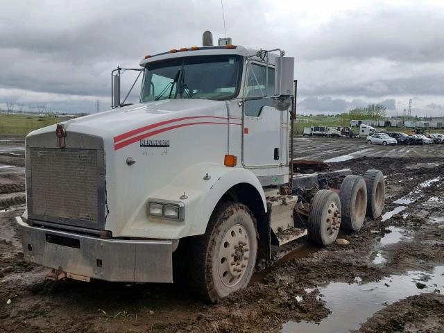 1XKDD40X3BJ278399 - 2011 KENWORTH CONSTRUCTI WHITE photo 2