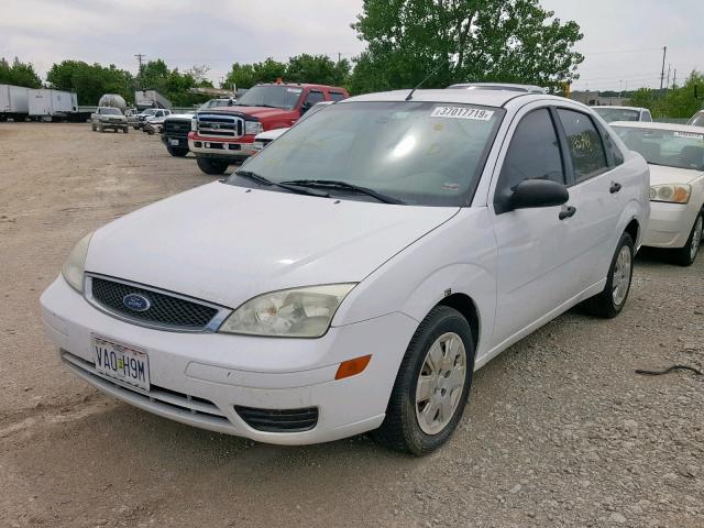 1FAHP34N77W323190 - 2007 FORD FOCUS ZX4 WHITE photo 2