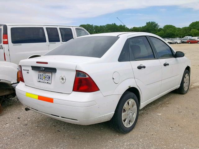 1FAHP34N77W323190 - 2007 FORD FOCUS ZX4 WHITE photo 4