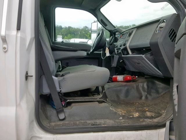 3FRNF6HD8DV037540 - 2013 FORD F650 SUPER WHITE photo 5