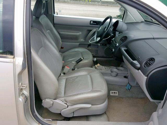 3VWBB61C1WM051430 - 1998 VOLKSWAGEN NEW BEETLE ვერცხლისფერი ფოტო 5