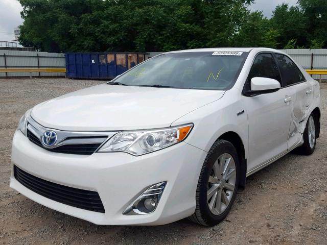 4T1BD1FK1EU107646 - 2014 TOYOTA CAMRY HYBR WHITE photo 2