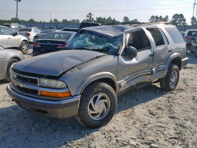 1GNDT13W8Y2306420 - 2000 CHEVROLET BLAZER BLUE photo 2