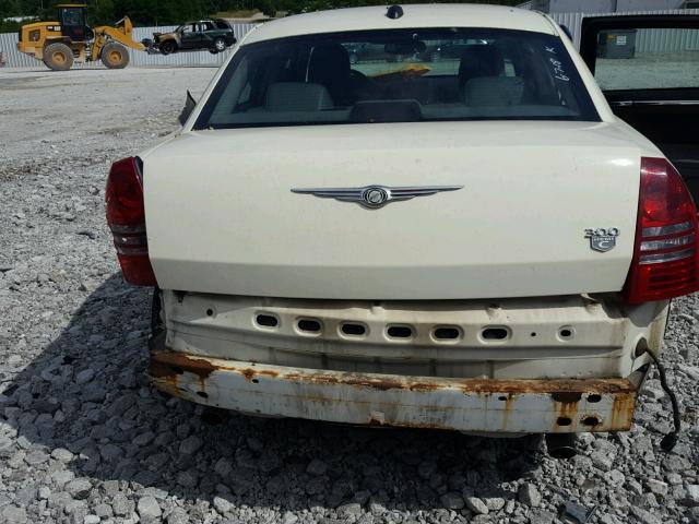 2C3AA63H45H135480 - 2005 CHRYSLER 300 WHITE photo 9