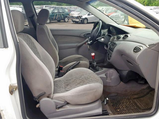 3FAFP31302R237676 - 2002 FORD FOCUS ZX3 WHITE photo 5