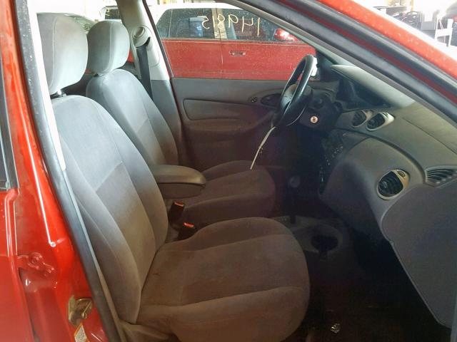 1FAHP36361W131570 - 2001 FORD FOCUS SE RED photo 5