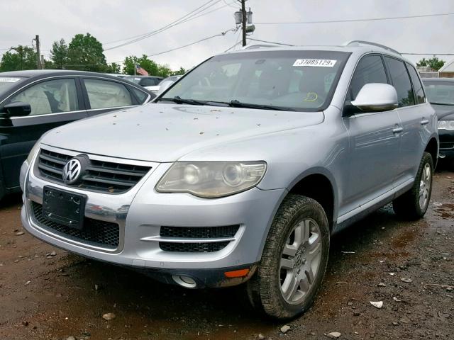 WVGFK7A93AD000252 - 2010 VOLKSWAGEN TOUAREG TD GRAY photo 2