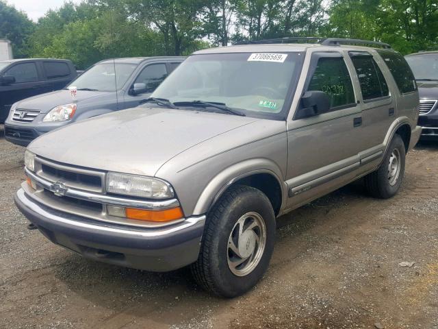 1GNDT13W8Y2319751 - 2000 CHEVROLET BLAZER CREAM photo 2