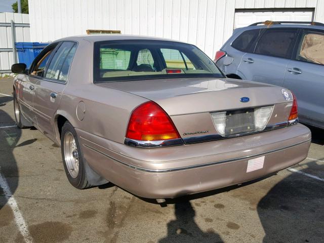 2FAFP74W5WX130613 - 1998 FORD CROWN VICT BEIGE photo 3