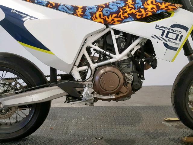 VBKUSV40XJM713838 - 2018 HUSQVARNA SUPERMOTO WHITE photo 5