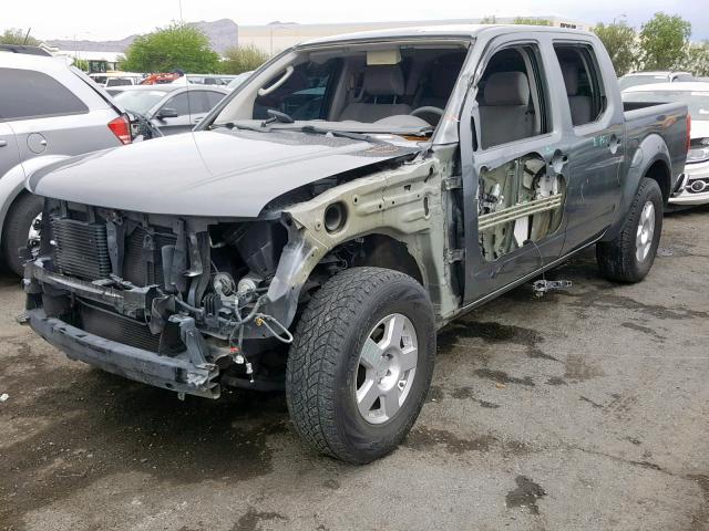 1N6AD07U16C435986 - 2006 NISSAN FRONTIER C GRAY photo 2