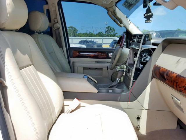 5LMFU27RX4LJ26765 - 2004 LINCOLN NAVIGATOR 白色 照片 5