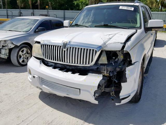 5LMFU27RX4LJ26765 - 2004 LINCOLN NAVIGATOR 白色 照片 9