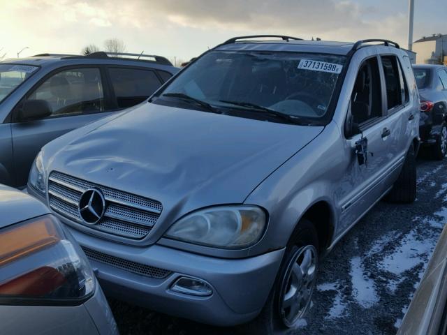 4JGAB57E23A406630 - 2003 MERCEDES-BENZ ML 350 SILVER photo 2