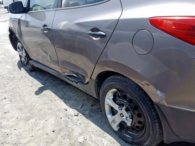 KM8JT3AC8BU245240 - 2011 HYUNDAI TUCSON GL GRAY photo 9