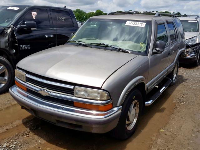 1GNDT13W5W2224092 - 1998 CHEVROLET BLAZER GRAY photo 2