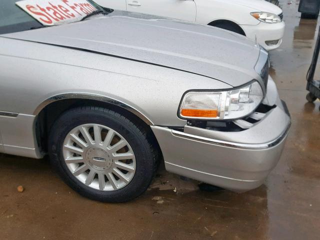 1LNHM81WX4Y687774 - 2004 LINCOLN TOWN CAR E SILVER photo 9