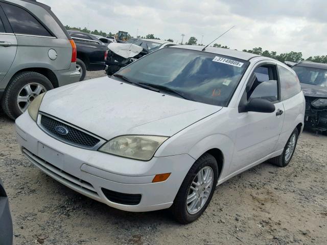 1FAFP31N57W260781 - 2007 FORD FOCUS ZX3 WHITE photo 2