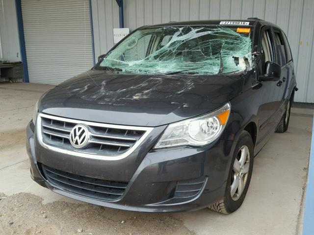 2V4RW3DG0BR717608 - 2011 VOLKSWAGEN ROUTAN SE GRAY photo 2