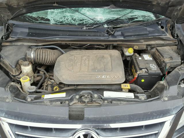 2V4RW3DG0BR717608 - 2011 VOLKSWAGEN ROUTAN SE GRAY photo 7