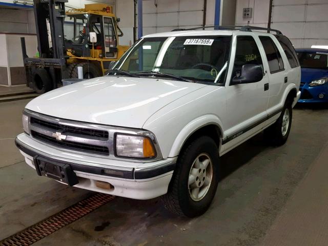 1GNDT13W0V2160820 - 1997 CHEVROLET BLAZER WHITE photo 2