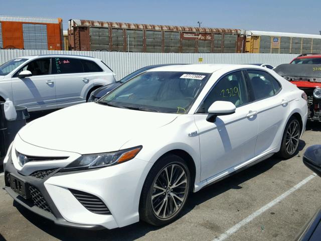 4T1B21HK1JU007091 - 2018 TOYOTA CAMRY HYBR WHITE photo 2