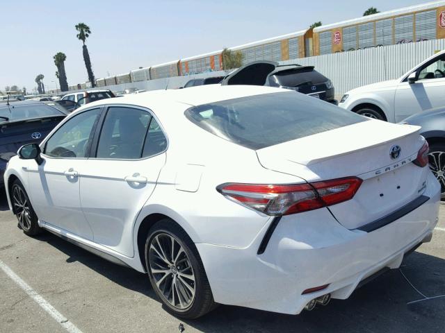 4T1B21HK1JU007091 - 2018 TOYOTA CAMRY HYBR WHITE photo 3