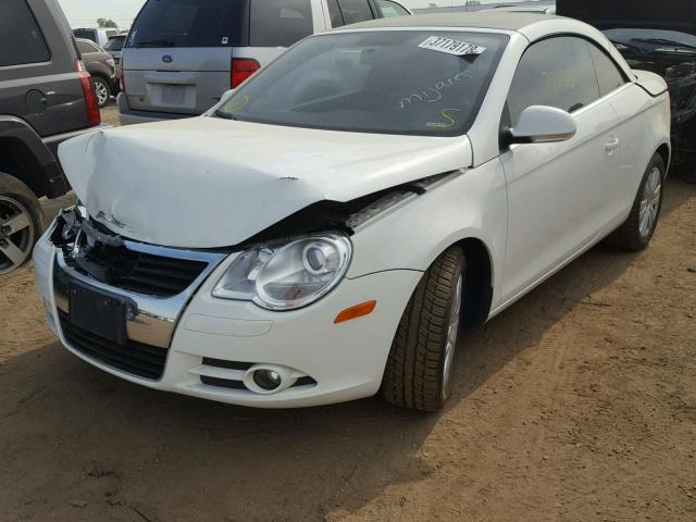 WVWBA71F57V033560 - 2007 VOLKSWAGEN EOS 2.0T WHITE photo 2