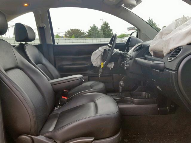 3VWPG3AG1AM018350 - 2010 VOLKSWAGEN NEW BEETLE შავი ფოტო 5