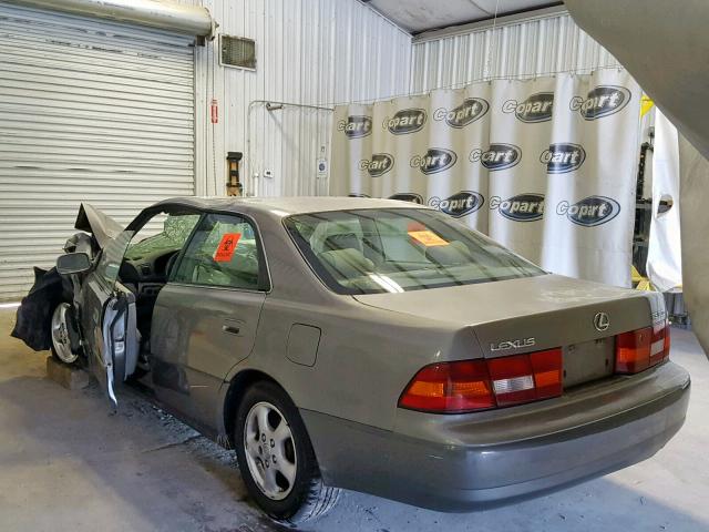 JT8BF28G9W5031262 - 1998 LEXUS ES 300 GRAY photo 3