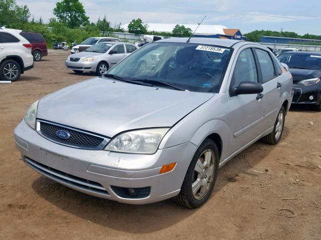 1FAHP34N76W257593 - 2006 FORD FOCUS ZX4 SILVER photo 2