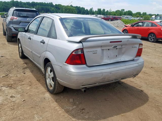 1FAHP34N76W257593 - 2006 FORD FOCUS ZX4 SILVER photo 3