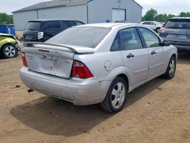 1FAHP34N76W257593 - 2006 FORD FOCUS ZX4 SILVER photo 4