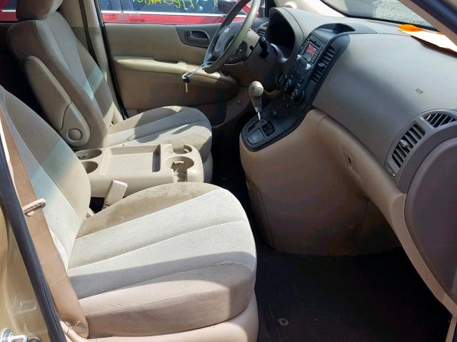 KNDMG4C76B6389191 - 2011 KIA SEDONA LX TAN photo 5