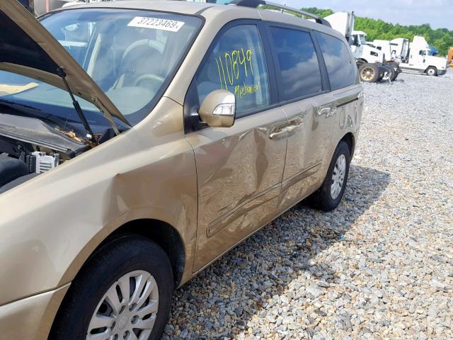 KNDMG4C76B6389191 - 2011 KIA SEDONA LX TAN photo 9