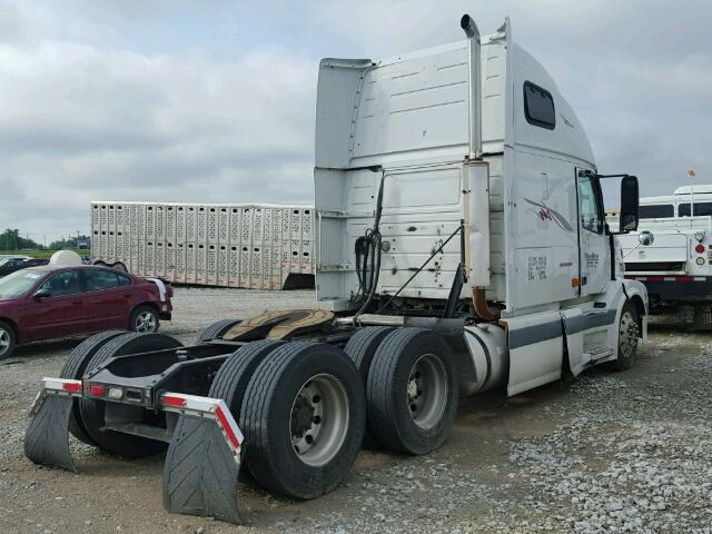 4V4NC9GH46N418106 - 2006 VOLVO VN VNL WHITE photo 4