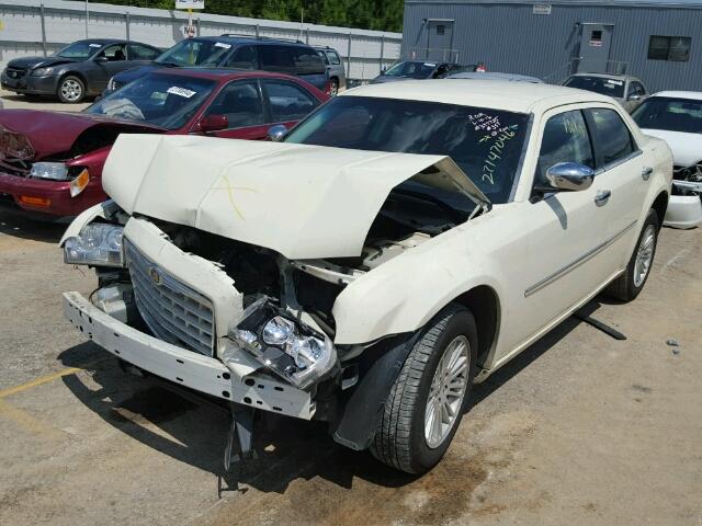 2C3CA4CD8AH208922 - 2010 CHRYSLER 300 TOURIN CREAM photo 2