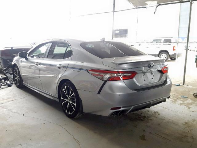 4T1B21HKXJU504320 - 2018 TOYOTA CAMRY HYBR SILVER photo 3